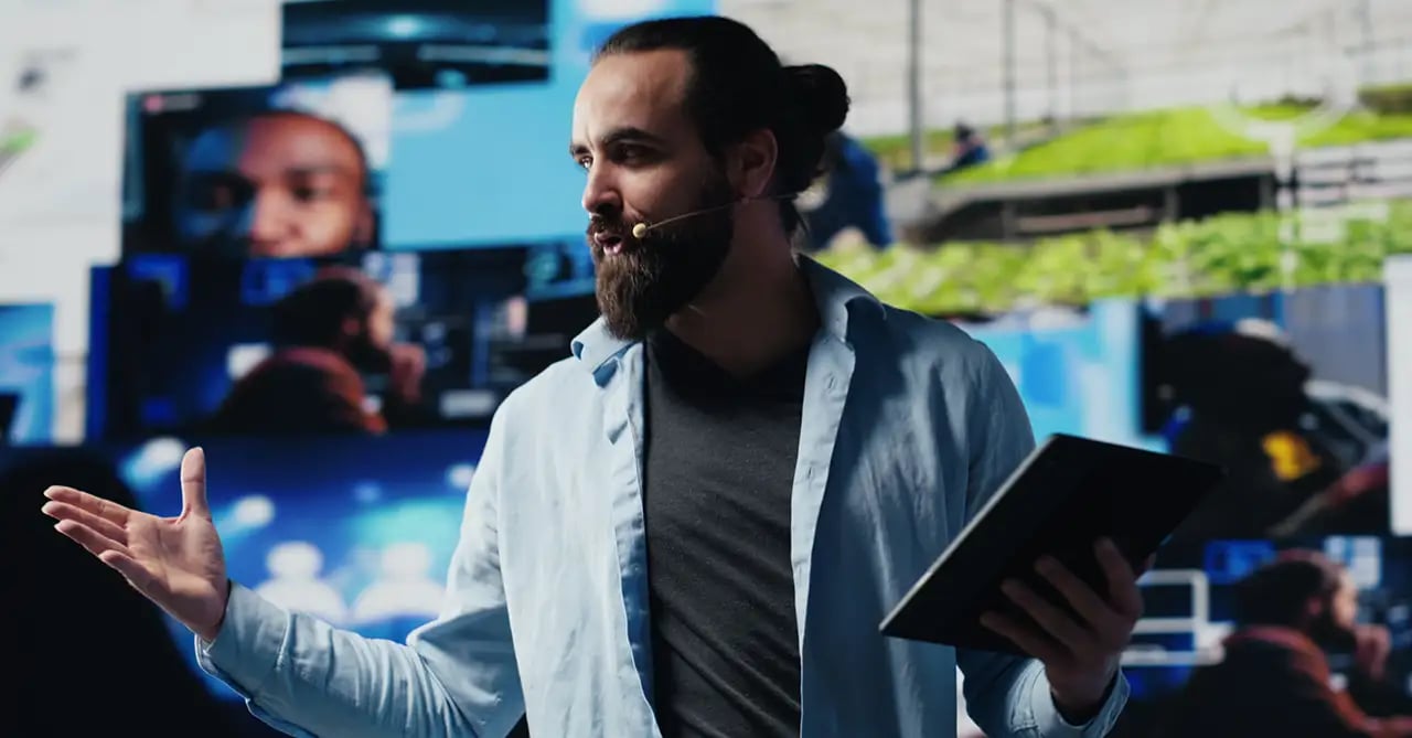 expert-hosting-live-convention